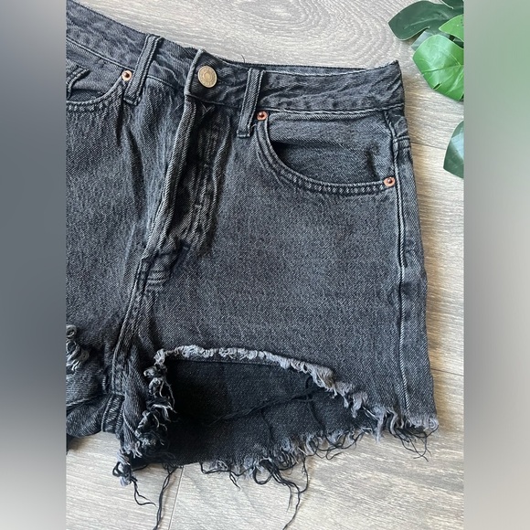 S.O.N.G. Mom Style Distressed Denim Cutoff Shorts in black. Size 5/27 - Picture 2 of 6